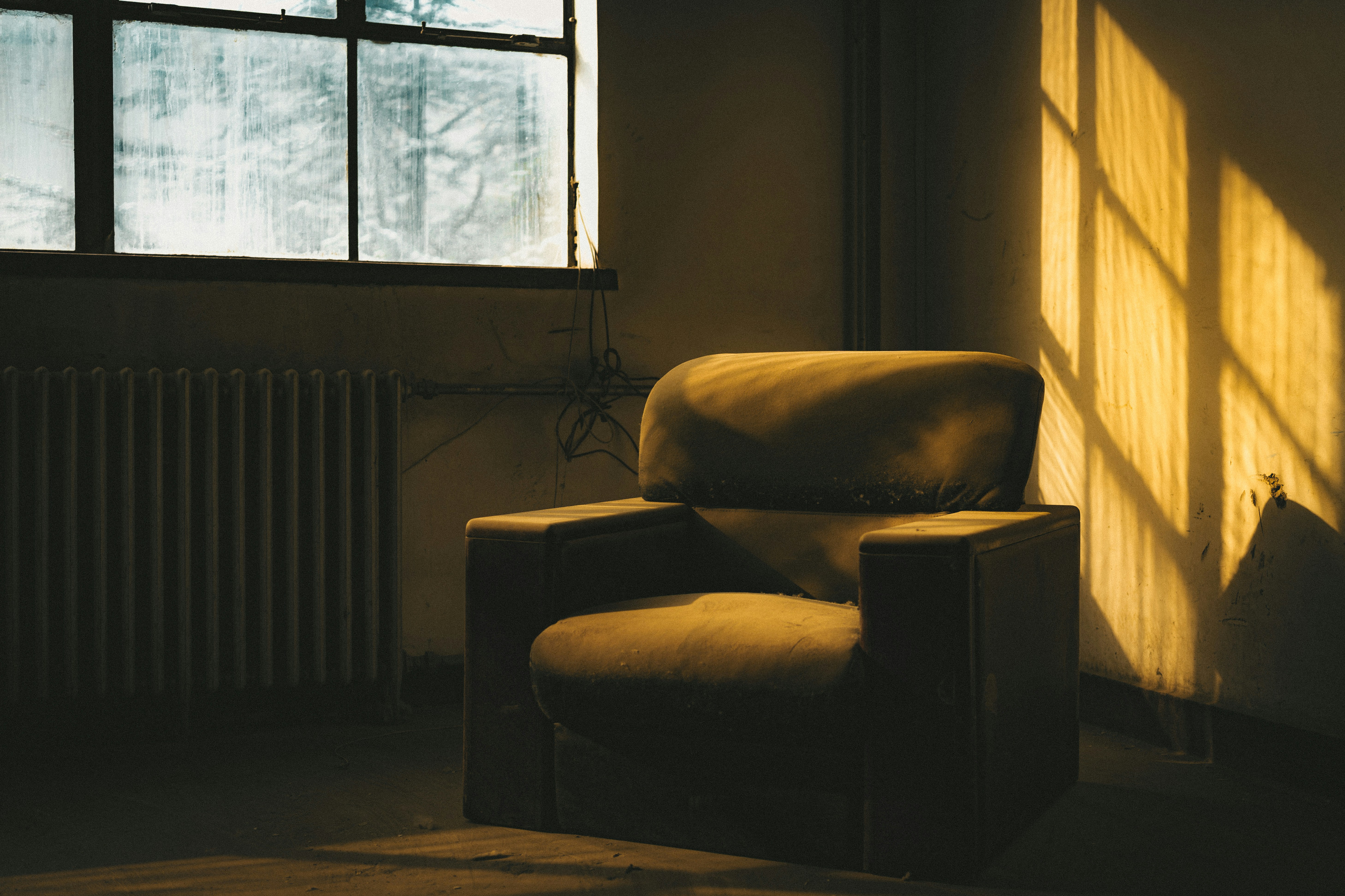 Крісло у теплому світлі з вікна — образ тиші й повернення до себе